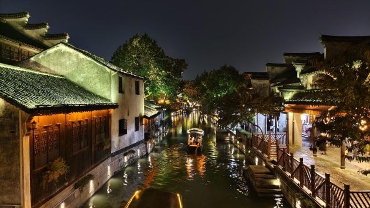 习近平同法国总统马克龙就中法建交60周年互致贺电